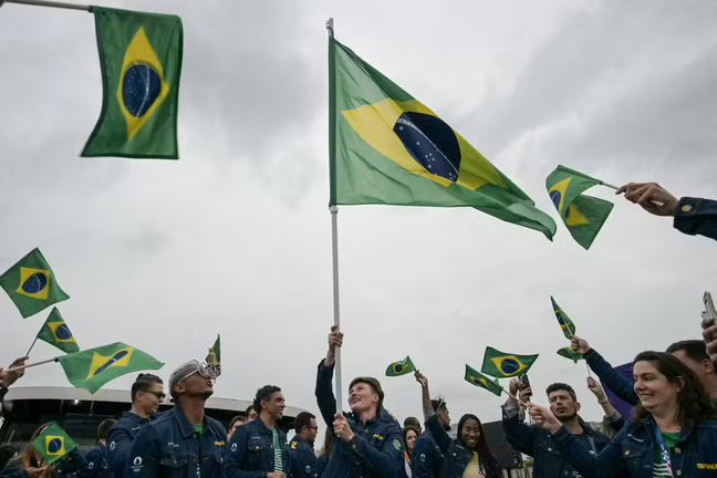 Delegação do Brasil navegando no Rio Sena na abertura dos Jogos de Paris ?- Foto: Carl De Souza/Pool via REUTERS 