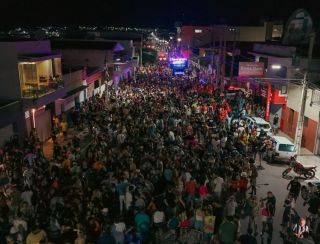 Bloco Zé Pereira e shows da Banda Grafith e Woxton Nóbrega abrem o Carnaval de Santa Luzia 2025 com desfile de fantasias e multidão nas ruas