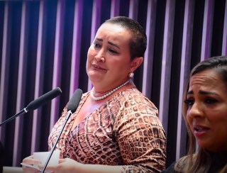 Isaura Barbosa emociona público com discurso de coragem, lutas e conquistas em sessão especial das mulheres